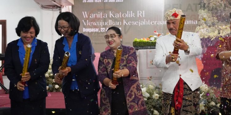 Hadiri HUT WKRI, Ny. Cok Ace Bangun Sinergi dalam Penguatan Peran Perempuan