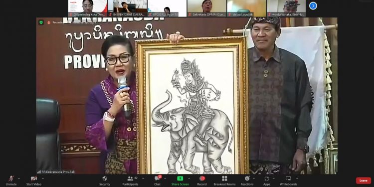 Difasilitasi Ny. Putri Koster, Lelang Lukisan Virtual Seniman Disabilitas Agus Mertayasa Tembus 96 Juta Rupiah