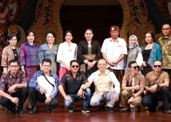 Ketua Dekranasda Bali Membuka Fashion Show Serangkaian Pembukaan Pameran IKM Bali Bangkit Tahap 6 Tahun 2023