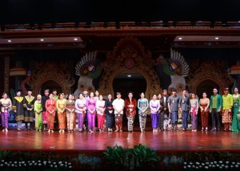 Ketua Dekranasda Provinsi Bali, Ny. Putri Koster dalam menghadiri Lomba Desain dan Peragaan Busana serangkaian PKB XLV Tahun 2023