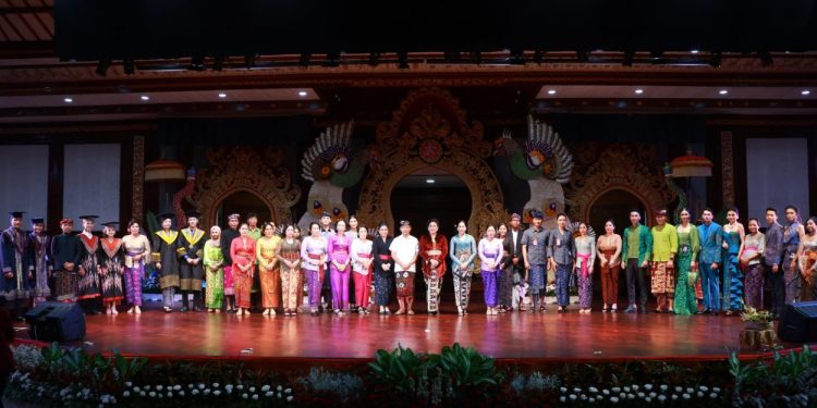 Ketua Dekranasda Provinsi Bali, Ny. Putri Koster dalam menghadiri Lomba Desain dan Peragaan Busana serangkaian PKB XLV Tahun 2023