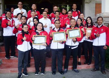 Sekda Dewa Indra Serahkan Bonus Bagi Peraih Medali PORNAS KORPRI