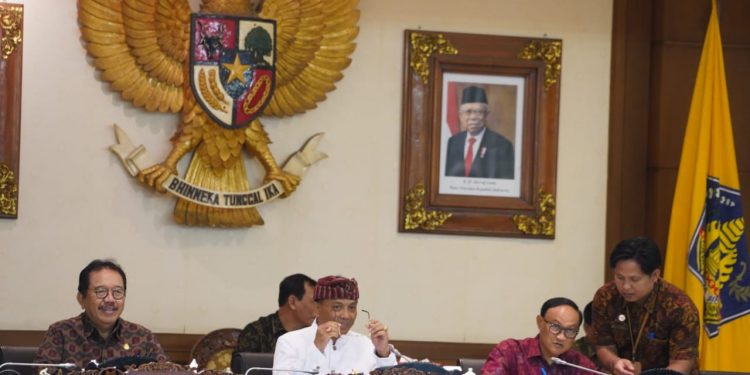 Wagub Cok Ace Menghadiri Rapat Paripurna DPRD Bali