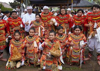 Wagub Cok Ace Apresiasi Bhakti Penganyar kota Denpasar di Pura Mandara Giri Semeru Agung