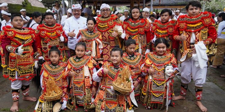 Wagub Cok Ace Apresiasi Bhakti Penganyar kota Denpasar di Pura Mandara Giri Semeru Agung