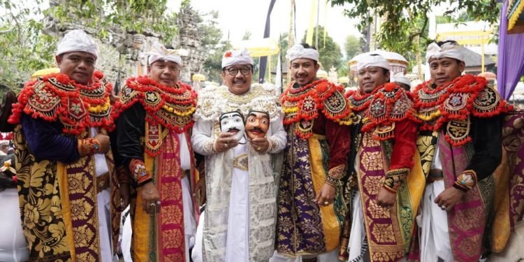Puncak Karya Pujawali Pura Giri Semeru Agung Lumajang, Wagub Cok Ace Ngayah “Nyolahang” Topeng Dalem Sidakarya