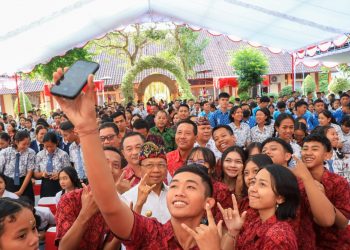 Guru Dan Siswa SMA/SMK Di Karangasem Antusias Sambut Gubernur Koster Di SMKN 1 Amlapura