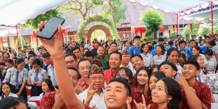 Guru Dan Siswa SMA/SMK Di Karangasem Antusias Sambut Gubernur Koster Di SMKN 1 Amlapura