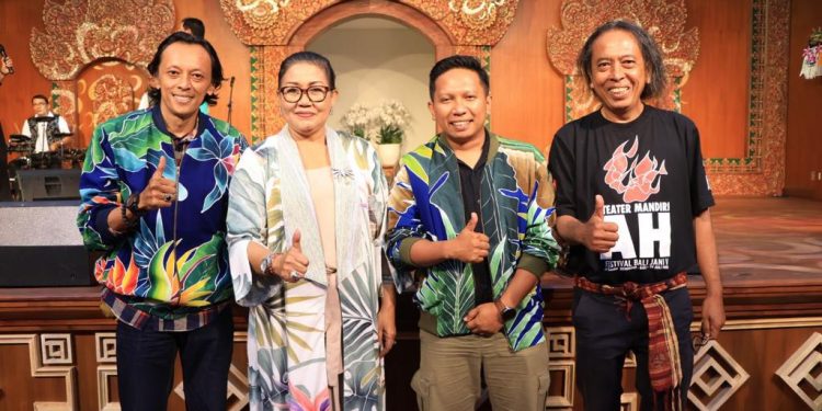 Ny. Putri Koster dalam acara ramah tamah dengan Teater Mandiri Jakarta