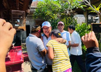 Sambangi Keluarga Korban Lift Jatuh di Ubud, Wagub Cok Ace Sampaikan Belasungkawa