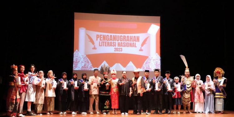 Bunda Literasi Ny. Putri Koster Hadiri Peluncuran Buku Bersama Tokoh Nasional