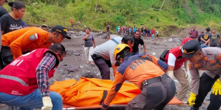 Musibah Longsor di Kemoning, BPBD Bali Salurkan Santunan untuk Korban