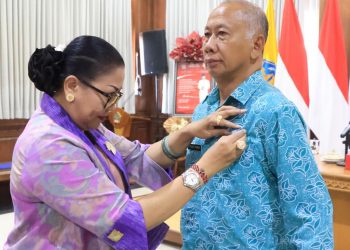Ny. Putri Koster Lepas PIN TP PKK dan Dekranasda Sebagai Tanda Resmi Dibubarkannya Kepengurusan Masa Jabatan 2018-2023