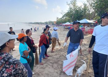 Jelang Hari Pariwisata Dunia, Dispar Bali Bersih-bersih di Pantai Kuta