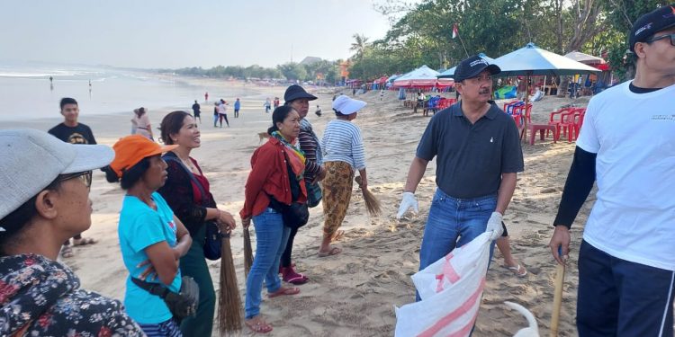 Jelang Hari Pariwisata Dunia, Dispar Bali Bersih-bersih di Pantai Kuta
