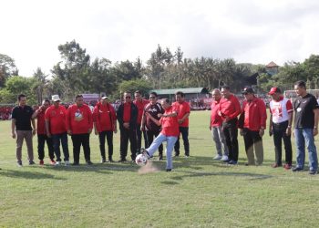 Wayan Koster Kick Off Liga Kampung U-17 PDI Perjuangan