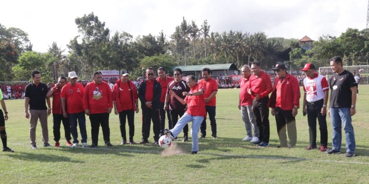 Wayan Koster Kick Off Liga Kampung U-17 PDI Perjuangan