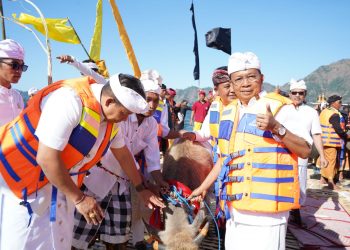 Wayan Koster Ikuti Prosesi Pakelem dan Nuwur Tirtha di Danau Batur