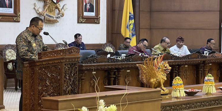 Pj. Gubernur Mahendra Jaya Sampaikan Dua Raperda Sekaligus Pada Rapat Paripurna DPRD Bali