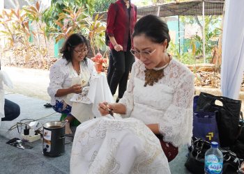 Ny. Mahendra Jaya Mencoba Seni Membatik Ditengah Gelaran Hari Batik Nasional 2023