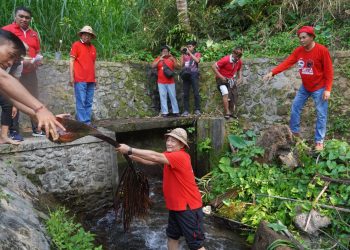 PDI Perjuangan Bali Gotong Royong Bersih – Bersih Sungai Telaga Waja – Unda