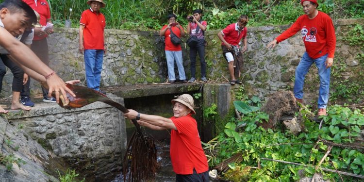 PDI Perjuangan Bali Gotong Royong Bersih – Bersih Sungai Telaga Waja – Unda