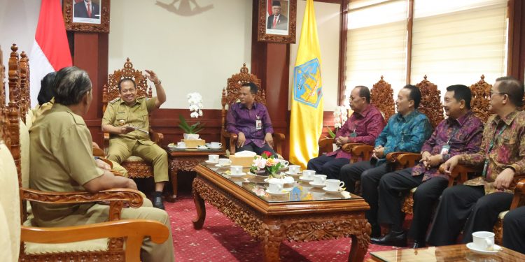 Pj. Gubernur Mahendra Jaya Ajak BPD Bali ‘Ngrombo’ Kemiskinan Ekstrem