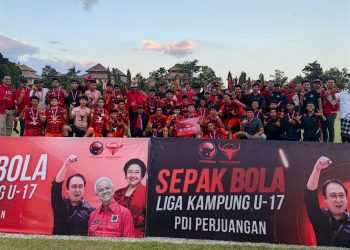 Wayan Koster Serahkan Piala Liga Kampung U-17 PDI Perjuangan ke Tim DPC Kota Denpasar