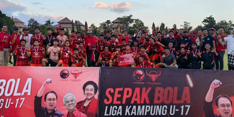 Wayan Koster Serahkan Piala Liga Kampung U-17 PDI Perjuangan ke Tim DPC Kota Denpasar
