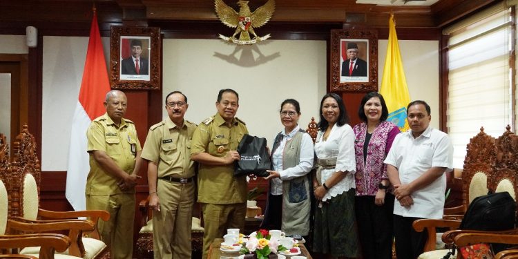 Pj. Gubernur Bali  Tegaskan  Pungutan Wisatawan Asing Untuk Penanganan Sampah dan Pelestarian Budaya 