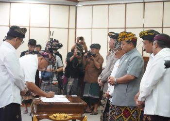 Serahkan Hibah NPHD Pendanaan Pemilukada, PJ Gubernur Tekankan Pentingnya “Cooling System”