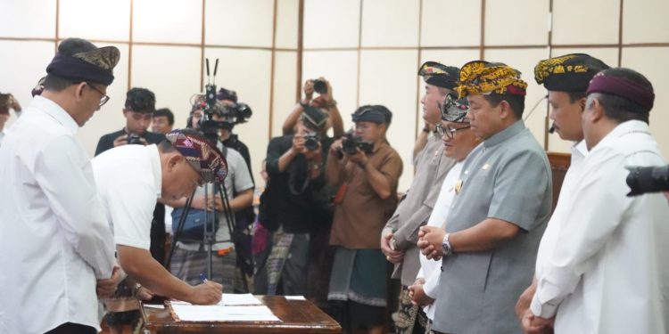 Serahkan Hibah NPHD Pendanaan Pemilukada, PJ Gubernur Tekankan Pentingnya “Cooling System”