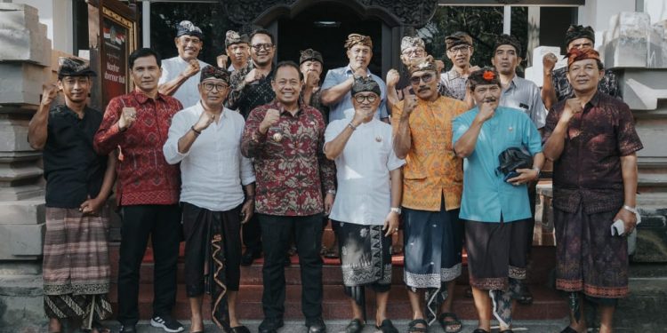 Pj Gubernur Mahendra Jaya Apresiasi Karya Pedudusan Agung di Pura Desa , Desa Adat Jero Kuta