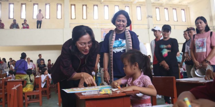 Pj. Ketua Dekranasda Bali Semangati 157 Anak-Anak TK Lomba Mewarnai di Nusa Penida Festival