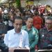 Pj Gubernur Mahendra Jaya Dampingi Presiden Jokowi Tinjau Harga Pangan di Pasar Bulan Gianyar