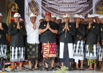 Pemprov Bali Bagikan Masker Untuk Warga di Sekitar TPA Suwung