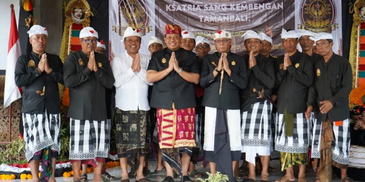 Pemprov Bali Bagikan Masker Untuk Warga di Sekitar TPA Suwung