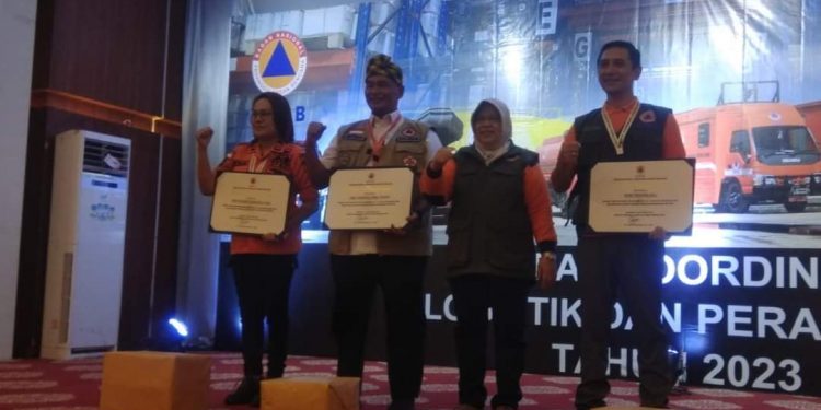 Pemprov Bali Bagikan Masker Untuk Warga di Sekitar TPA Suwung