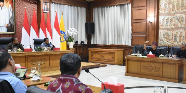 Pemprov Bali Bagikan Masker Untuk Warga di Sekitar TPA Suwung