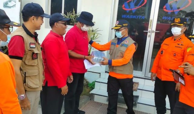 Pemprov Bali Bagikan Masker Untuk Warga di Sekitar TPA Suwung