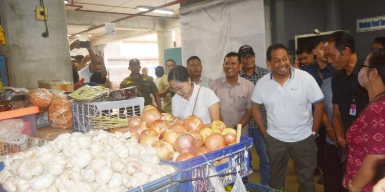 Pantau Ketersediaan Pasokan dan Harga Bahan Pokok, Pj Gubernur Mahendra Jaya Sambangi Pasar Badung