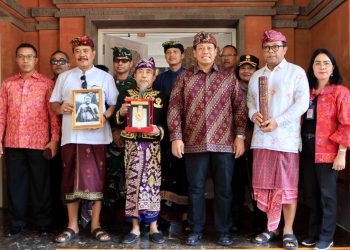 Tiba di Bali, Piagam Gelar Pahlawan Nasional Ida Dewa Agung Jambe Disambut Pj Gubernur Mahendra Jaya