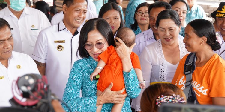 Kembali Terjun Ke Masyarakat “Berkunjung dan Berbagi TP PKK Provinsi Bali”, Ny. drg Ida Mahendra Jaya Minta Kader PKK Sosialisasikan “Porsi Isi Piringku”.