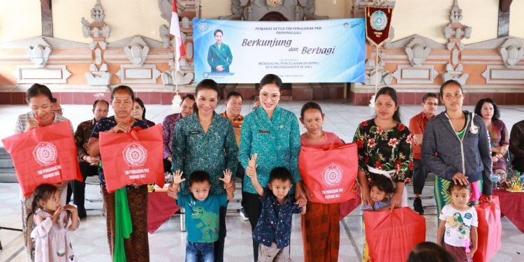 Lanjutkan Program “Berkunjung dan Berbagi TP PKK Provinsi Bali”, Ny. drg Ida Mahendra Jaya Minta Kader PKK Sosialisasikan “Porsi Isi Piringku”.