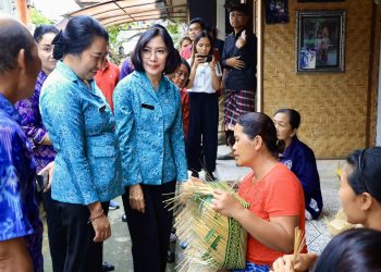 Ny. drg Ida Mahendra Jaya Sambangi Pengrajin Bambu Khas Bangli