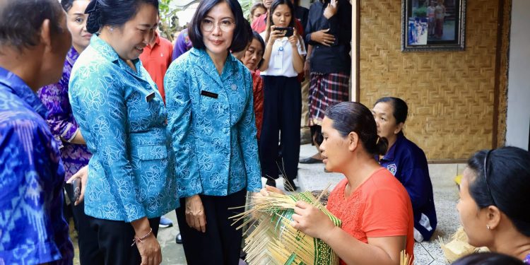 Ny. drg Ida Mahendra Jaya Sambangi Pengrajin Bambu Khas Bangli