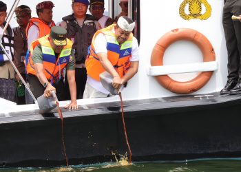 Hadiri Karya Bhakti Kodam IX/Udayana, Pj. Gubernur S.M. Mahendra Jaya Tuang Cairan Eco Enzim dan Tebar Benih Ikan di Danau Batur