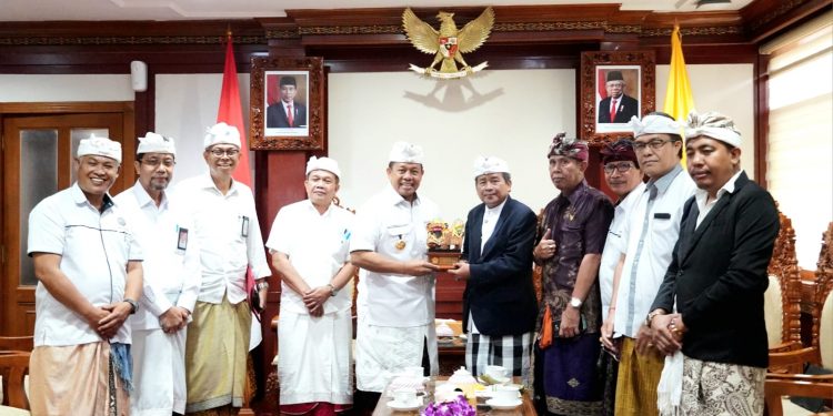 Pj. Gubernur S.M. Mahendra Jaya Dukung LPD Lebih Inovatif dan Solutif Bagi Krama Bali