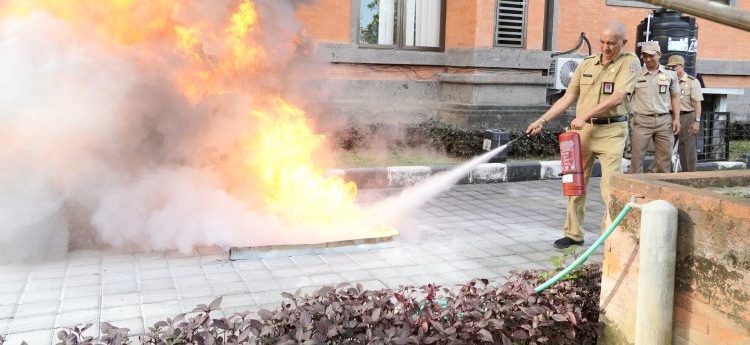 Apel Bulan K3 di Kantor DISNAKER dan ESDM Bali Diwarnai Demo Penanggulangan Kebakaran