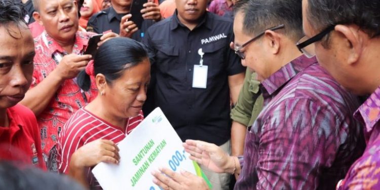 Pj. Gubernur Bali Mahendra Jaya Apresiasi Kepedulian Elemen Masyarakat Bali Lakukan Bakti Sosial ‘’Ngrombo’’